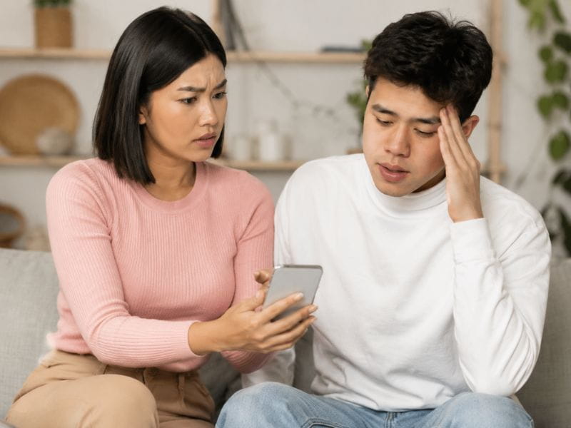 vợ kiểm soát chồng quá mức 1
